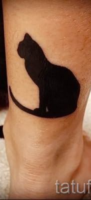 фото тату с черной кошкой для статьи про значение татуировки – tatufoto.ru – 28