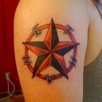 татуировка звезда в круге - рисунок на плече