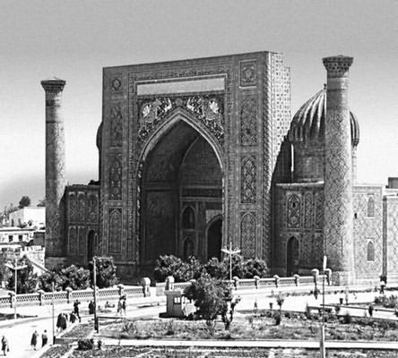 Мастер Абул-Джаббар. Медресе Шир-Дор на площади Регистан в Самарканде. 1619—36.