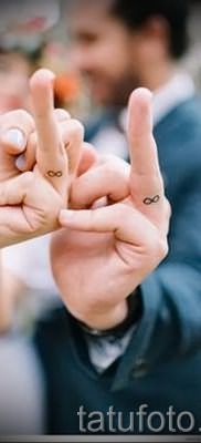 valeur infini tatouage sur son doigt – un exemple du tatouage fini dans la photo 2