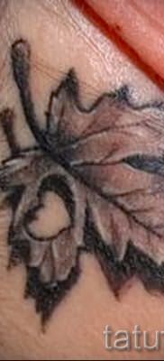Идея классного рисунка в уже нанесенной татуировке с кленом для записи про историю клена в тату