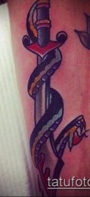 тату меч и змея №36 – крутой вариант рисунка, который успешно можно использовать для переработки и нанесения как тату меч и змея на ноге