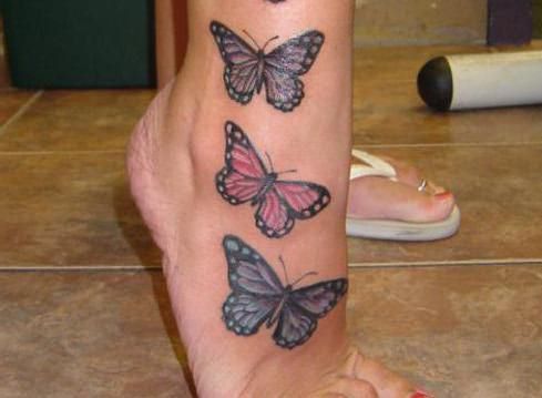 тату бабочки на ноге значение