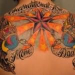 цветная звезда и надписи в татуировке на спине